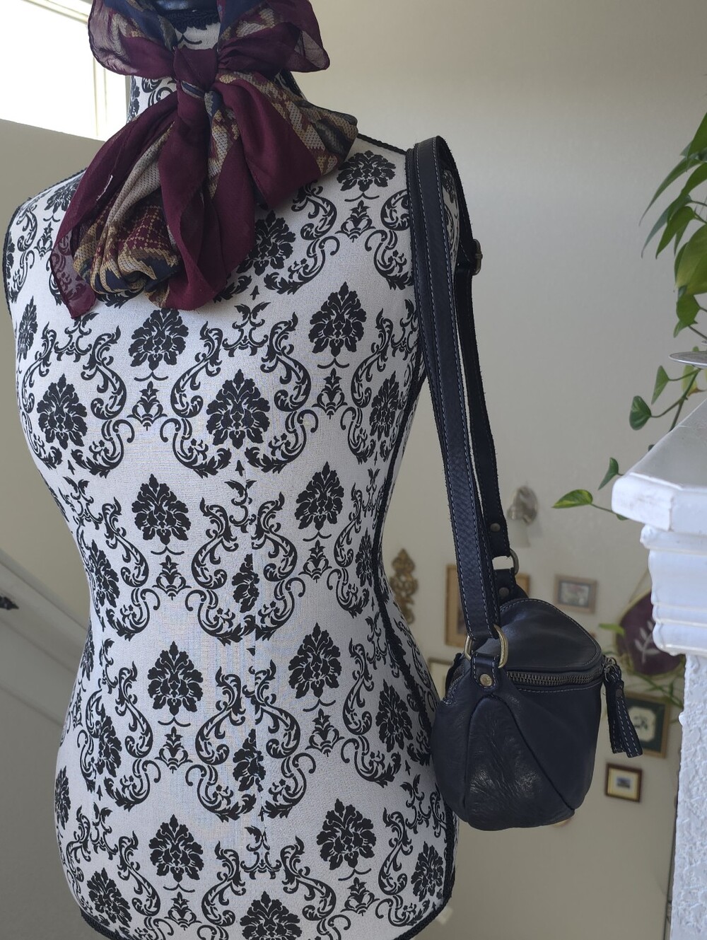 Bolsa Nova Avery (Free People) Black Leather Crescent Shoulder/ Crossbody Bag - Picture 11 of 11